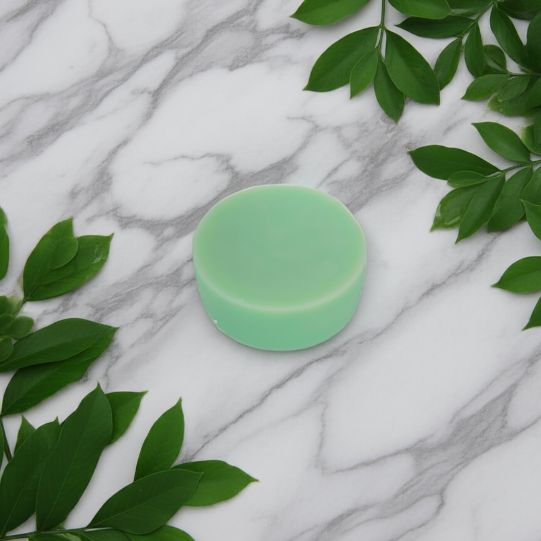 Solid rosemary and mint conditioner bar made in Canada, nourishing hair with a refreshing, tingly finish