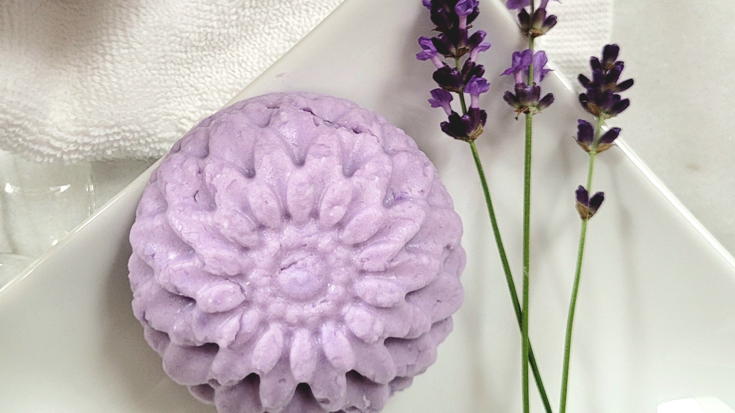 Lavender and Bergamot Canadian-made Body Wash Bar featuring a signature flower shape. This "better-than-soap" bar provides a rich, creamy lather for deep hydration and a soothing, natural scent.